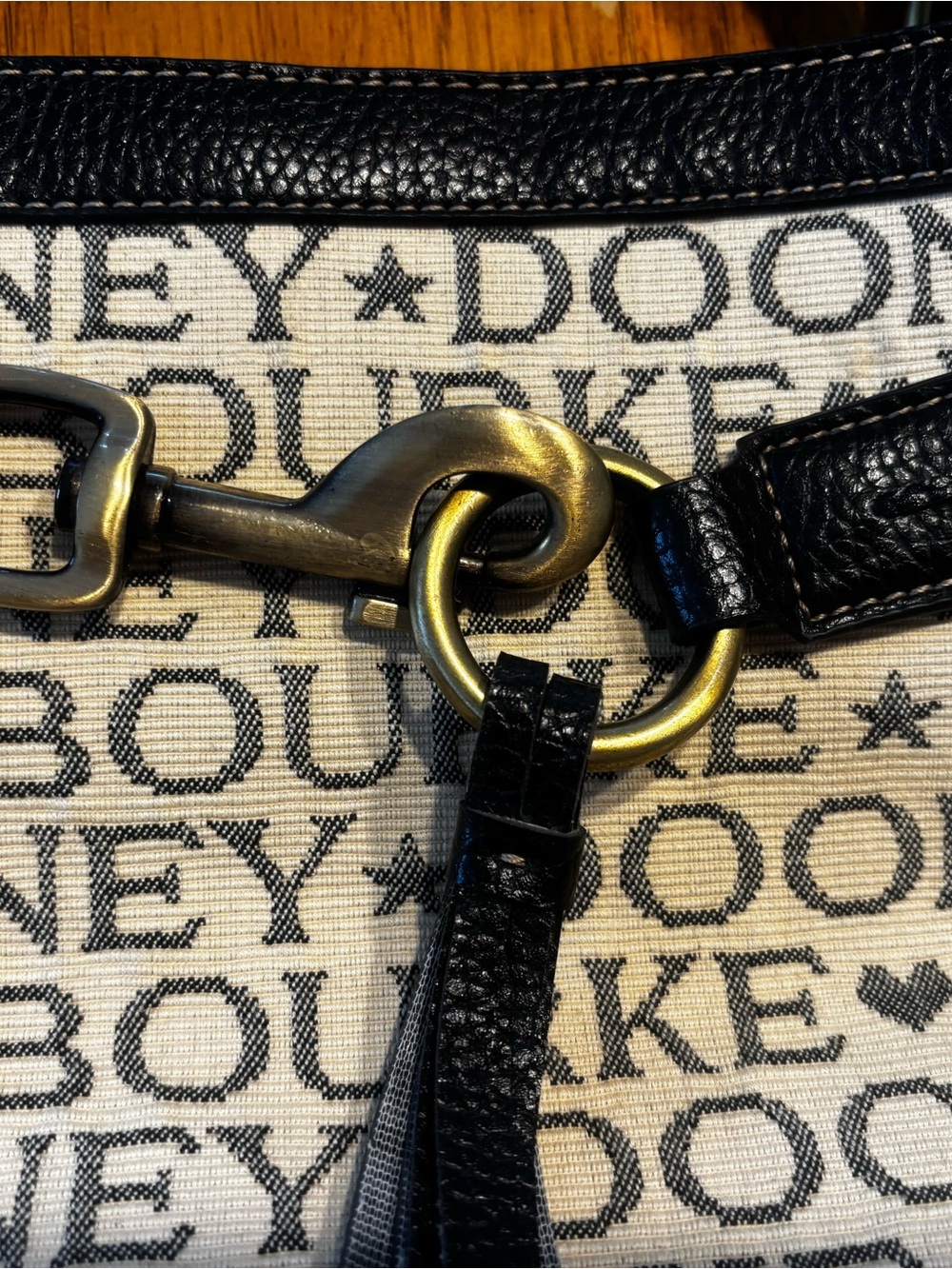 Vintage Dooney & Bourke Black and Cream Logo Shoulder Bag - Picture 3 of 8